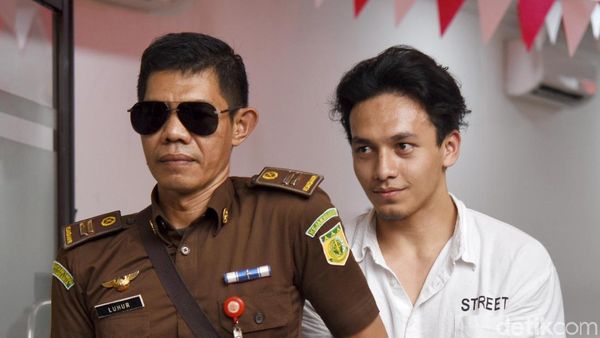 Senyum Simpul Jefri Nichol Jelang Persidangan