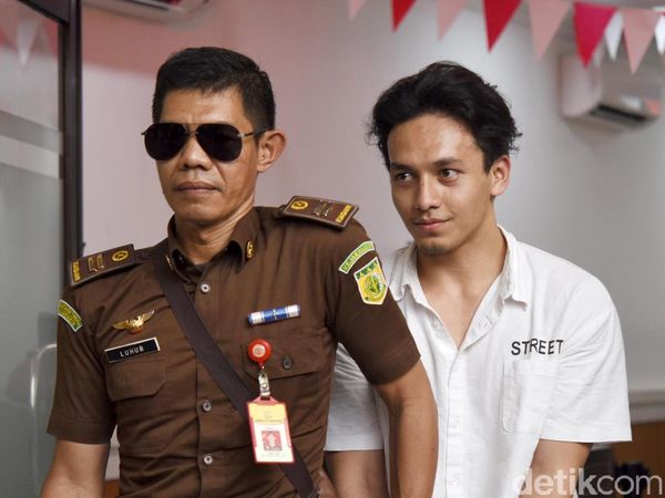 Senyum Simpul Jefri Nichol Jelang Persidangan
