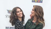 8 Foto Artis dan Anaknya di Usia Sama, Angelina Jolie dan Shiloh bak Kembar