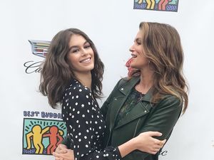 8 Foto Artis dan Anaknya di Usia Sama, Angelina Jolie dan Shiloh bak Kembar