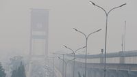 Potret Jembatan Ampera Palembang Diselimuti Asap Karhutla