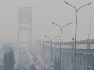 Potret Jembatan Ampera Palembang Diselimuti Asap Karhutla