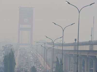 Potret Jembatan Ampera Palembang Diselimuti Asap Karhutla