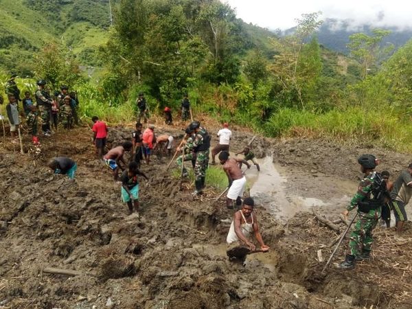 Satgas Pamtas RI-PNG Bangun Kolam Ikan untuk Warga Distrik Yambi Papua