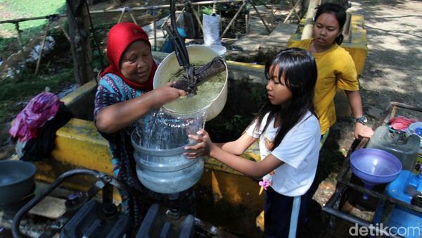 Kemarau, Warga Bandung Penuhi Kebutuhan Air dari Sumur Tua