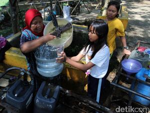 Kemarau, Warga Bandung Penuhi Kebutuhan Air dari Sumur Tua