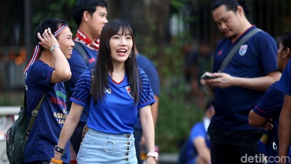 Antusias Suporter Thailand Dukung Tim Tamu di GBK