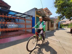 Viral! Driver Ojol di Bekasi Antar Pesanan Makanan Pakai Sepeda