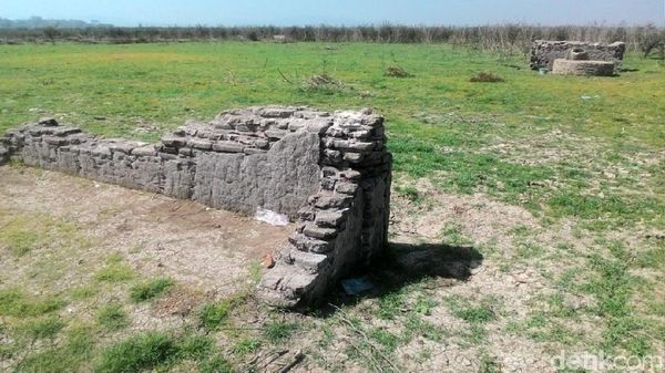 Kemarau, Bangunan Bekas Desa di Waduk Gajah Mungkur Bermunculan