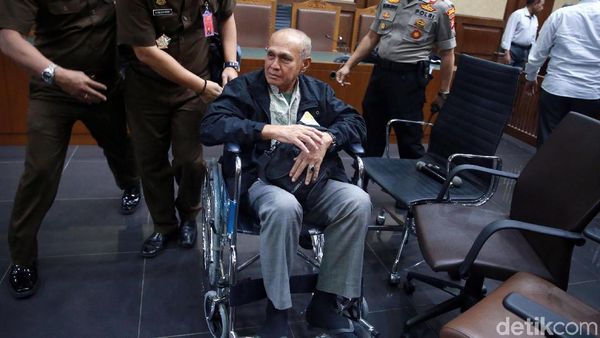 Kivlan Zen Gunakan Kursi Roda di Sidang Perdana Kasus Senpi Ilegal