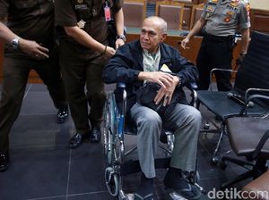 Kivlan Zen Gunakan Kursi Roda di Sidang Perdana Kasus Senpi Ilegal