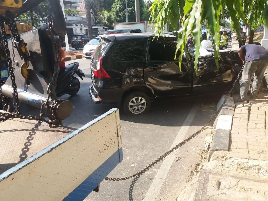 Sebuah Mobil Tertimpa Pohon di Pondok Indah, Pengemudi Terluka Sebuah Mobil Tertimpa Pohon di Pondok Indah, Pengemudi Terluka