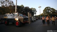 Nampak pula sejumlah kendaraan milik polisi terparkir di area sekitar GBK.