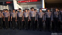 Indonesia menghadapi Thailand di Stadion Utama Gelora Bung Karno, Selasa (10/9/2019), dalam laga kedua Grup G Kualifikasi Piala Dunia 2022. Untuk mengantisipasi kericuhan, pasukan TNI-Polri dikerahkan untuk memperketat keamanan.