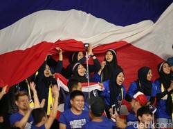 Pendukung Thailand membentangkan bendera raksasa saat menyaksikan pertandingan.