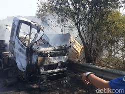 Truk-truk Terguling di KM 90-an Cipularang