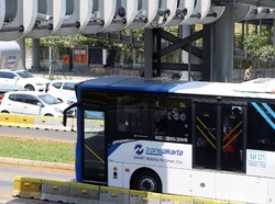 Bus TransJ Tersangkut di Bawah Jembatan Rel Kereta Api Jatinegara