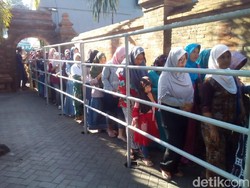 Begini Suasana Antre Ngalap Berkat Buka Luwur Sunan Kudus