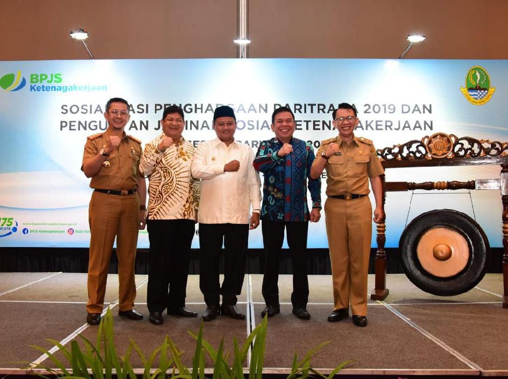 Wagub Jabar Minta Pekerja di Lingkungan Pemprov Jabar Daftar BPJS TK Wagub Jabar Minta Pekerja di Lingkungan Pemprov Jabar Daftar BPJS TK