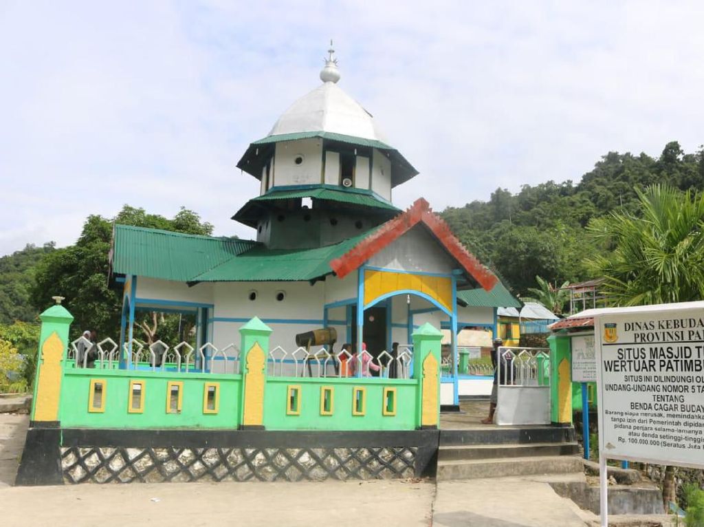Masjid di Papua yang Dibangun 3 Agama Masjid di Papua yang Dibangun 3 Agama