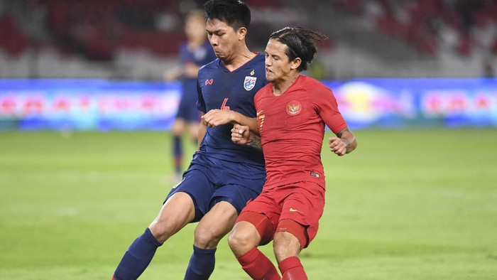 Pemain Timnas Indonesia Irfan Bachdim (kanan) berusaha melewati pemain Timnas Thailand Pansa Hemviboon (kiri) pada laga lanjutan Grup G Kualifikasi Piala Dunia 2022 zona Asia di Stadion Utama Gelora Bung Karno, Senayan, Jakarta, Selasa (10/9/2019). ANTARA FOTO/Hafidz Mubarak A/hp.