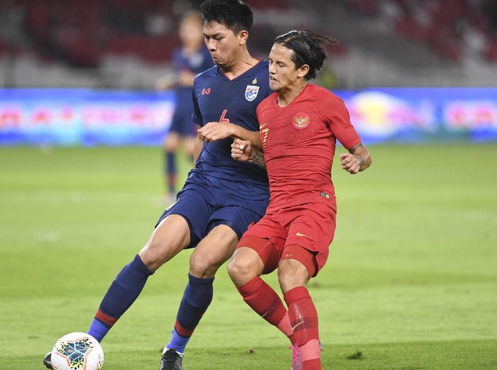 Pemain Timnas Indonesia Irfan Bachdim (kanan) berusaha melewati pemain Timnas Thailand Pansa Hemviboon (kiri) pada laga lanjutan Grup G Kualifikasi Piala Dunia 2022 zona Asia di Stadion Utama Gelora Bung Karno, Senayan, Jakarta, Selasa (10/9/2019). ANTARA FOTO/Hafidz Mubarak A/hp.