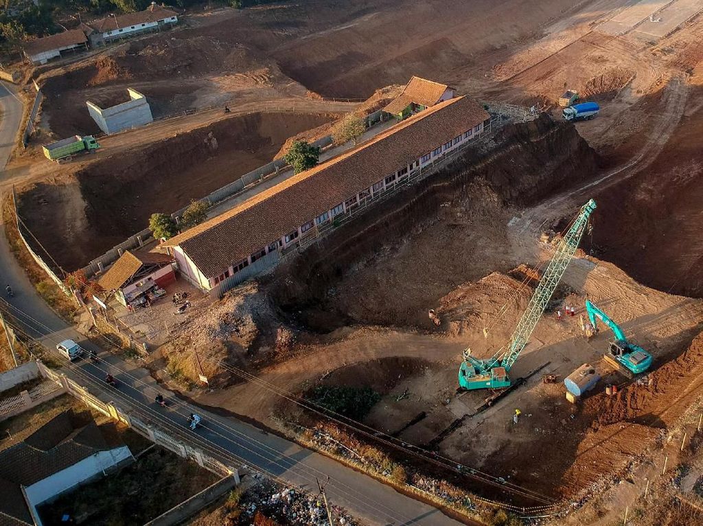 Galian Proyek Tol Cisumdawu Kepung Sekolah di Sumedang Galian Proyek Tol Cisumdawu Kepung Sekolah di Sumedang