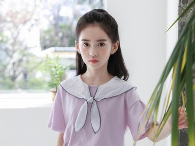 Terbius Kecantikan Model Cilik yang Jago Banget Pose di Depan Kamera