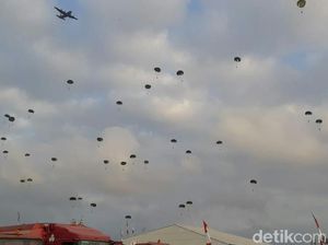 Latihan Gabungan, Paskhas TNI AU Terjun Rebut Bandara Banyuwangi Latihan Gabungan, Paskhas TNI AU Terjun Rebut Bandara Banyuwangi