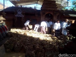 Buka Luwur Sunan Kudus, Ribuan Paket Nasi Berkat Dibagikan