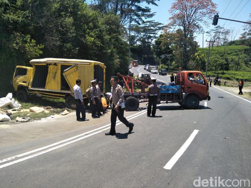 Truk Oleng di Tanjakan Emen, Satu Penumpang Tewas Truk Oleng di Tanjakan Emen, Satu Penumpang Tewas