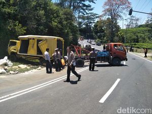 Truk Oleng di Tanjakan Emen, Satu Penumpang Tewas Truk Oleng di Tanjakan Emen, Satu Penumpang Tewas