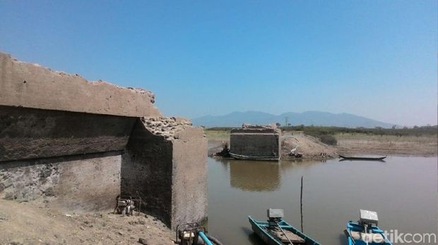 Permukaan Air Susut, Bekas Desa di Dasar Waduk Gajah Mungkur Muncul 