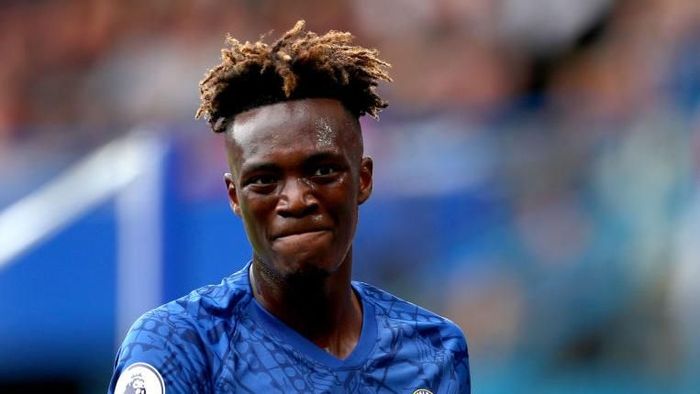 tammy abraham chelsea liga inggris 2019/2020 LONDON, ENGLAND - AUGUST 31: Tammy Abraham of Chelsea reacts during the Premier League match between Chelsea FC and Sheffield United at Stamford Bridge on August 31, 2019 in London, United Kingdom. (Photo by Clive Rose/Getty Images)