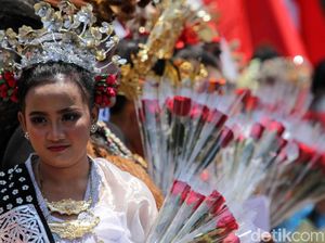 Lagi, Massa Berbaju Adat Dukung Revisi UU KPK di DPR