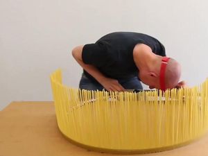 Seniman Ini Punya Hobi Unik Hancurkan Aneka Pasta hingga Pisang