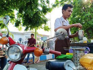 Uniknya! Ngopi di Si Komo Bisa Selfie dengan Motor Jadul