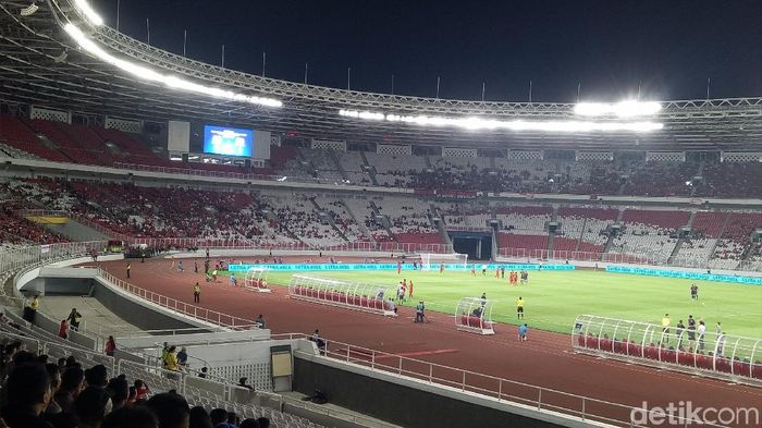 Suporter Indonesia kecewa berat dengan penampilan timnas dalam kekalahan 0-3 dari Thailand.Foto: Randy Prasatya