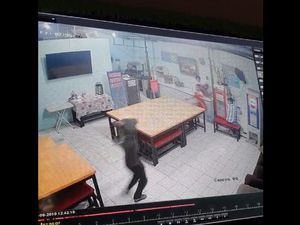 Viral! Perampok Bercelurit Satroni Rumah Makan Gratis untuk Duafa di Bogor Viral! Perampok Bercelurit Satroni Rumah Makan Gratis untuk Duafa di Bogor