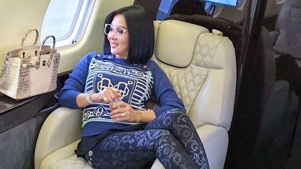 Dibandingkan Netizen, Ini Adu Gaya Syahrini dan Maia Saat Naik Jet Pribadi