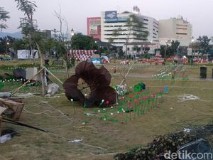 Hiasan Taman Asia Afrika di Bandung Rusak Diterjang Angin Kencang Hiasan Taman Asia Afrika di Bandung Rusak Diterjang Angin Kencang