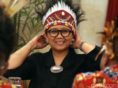 Momen Menteri Jokowi Pakai Ikat Kepala Rumbai Papua