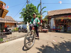 Suka-Duka Eko, Driver Ojol di Bekasi Antar Makanan Pakai Sepeda