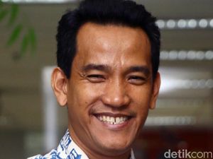 Dilempar Botol saat Diskusi di Sleman, Refly Harun: Salah Saya Apa? Dilempar Botol saat Diskusi di Sleman, Refly Harun: Salah Saya Apa?