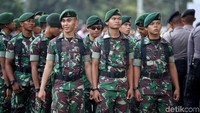 Sejumlah pasukan TNI nampak bersiaga menjaga keamanan di area sekitar Stadion Utama Gelora Bung Karno.