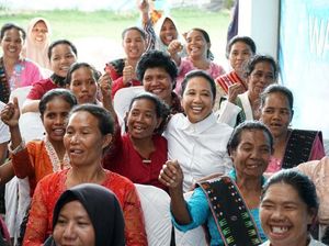 Menteri Rini Soemarno Bertemu Puluhan Nasabah Mekaar