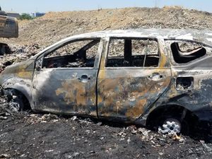 Seorang Pria Depresi Bakar Mobilnya Sendiri di Tempat Pembuangan Akhir Seorang Pria Depresi Bakar Mobilnya Sendiri di Tempat Pembuangan Akhir