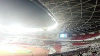 Jika pada pertandingan Indonesia vs Malaysia, banyak suporter Timnas Garuda telah memerahkan SUGBK sejak pagi hari, saat Indonesia bertanding melawan Thailand nampak tak banyak suporter Indonesia yang hadir untuk menonton langsung. Indonesia pun kembali harus menelan pil pahit usai ditundukkan oleh Thailand 0-3. Kekalahan kedua beruntun setelah takluk dari Malaysia pekan lalu membuat Indonesia terpuruk di posisi terbawah dengan nol poin. Amalia Dwi Septi/Dok. Detikcom.
