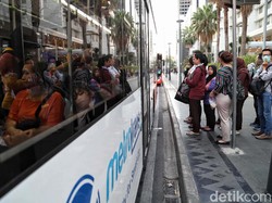Ada Demo di DPR, TransJ Rute Stasiun Palmerah-Bundaran Senayan Dialihkan