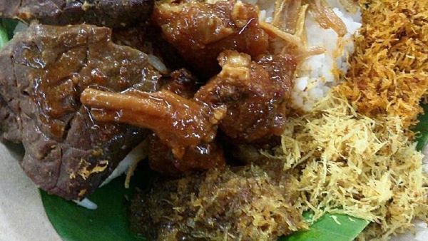 Mantul! Pagi Ini Makan Nasi Krawu yang Komplet Lauknya